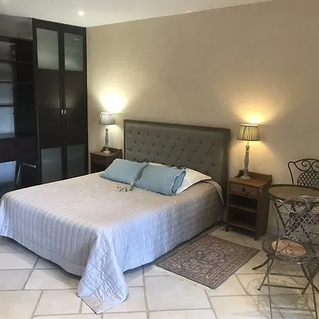 D'hotes Domaine Pero Longo לינה וארוחת בוקר