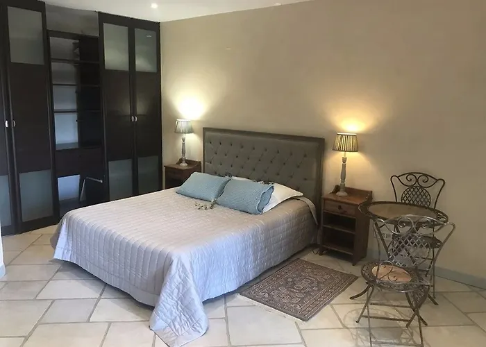 D'hotes Domaine Pero Longo לינה וארוחת בוקר